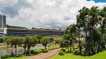 公园亦为马场主看台上的观众提供广阔的园林景观。